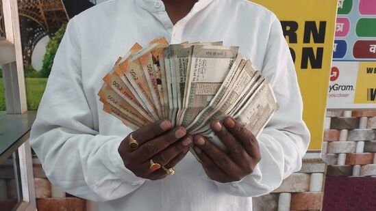 मध्यमवर्ग म्हणजे नेमकं काय रे भाऊ ? या वर्गात कोण येत त्यांची कमाई किती ? सर्वेक्षणातून माहिती आली समोर