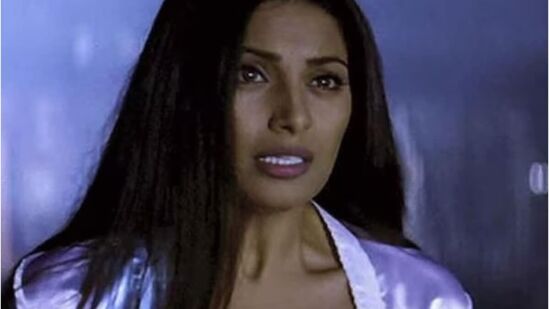 यानंतर, २००२मध्ये राझ सिनेमा आला. या चित्रपटात डिनो मोरिया आणि बिपाशा बसू मुख्य भूमिकेत होते. हा चित्रपट सुपरहिट ठरला होता. हा आतापर्यंतच्या सर्वोत्तम हॉरर चित्रपटांपैकी एक आहे. यानंतर, २००२मध्ये राझ सिनेमा आला. या चित्रपटात डिनो मोरिया आणि बिपाशा बसू मुख्य भूमिकेत होते. हा चित्रपट सुपरहिट ठरला होता. हा आतापर्यंतच्या सर्वोत्तम हॉरर चित्रपटांपैकी एक आहे.