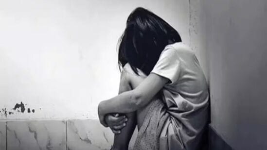 मोबाईलमधील ऑडिओ क्लिपवरुन केलं ब्लॅकमेल! मुंबईत १४ वर्षांच्या मुलीवर ५६ वर्षांच्या नराधमानं केला बलात्कार