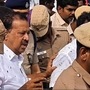 स्थानिकांनी मंत्र्याच्या अंगावर फेकला चिखल