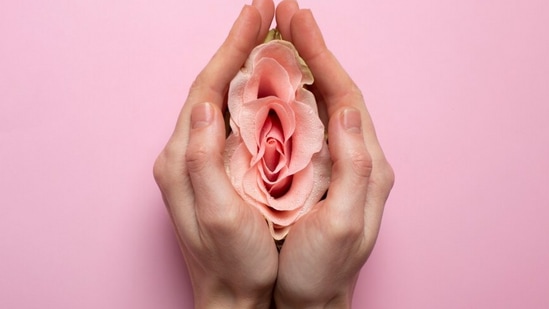 स्वच्छता उत्पादने बदला-तुम्हाला मासिक पाळी येत असल्यास, तुमची सॅनिटरी उत्पादने वेळोवेळी बदलत राहा. विशेषतः रात्री झोपण्यापूर्वी तुमचे सॅनिटरी पॅड बदला, कारण रात्री जास्त वेळ घाण पॅड ठेवल्याने बॅक्टेरिया वाढू शकतात. त्यामुळे योनीमार्गात संसर्ग होण्याचा धोका वाढतो. झोपताना हे अस्वस्थ होऊ शकते, ज्यामुळे झोपेवर परिणाम होतो. स्वच्छता उत्पादने बदला-तुम्हाला मासिक पाळी येत असल्यास, तुमची सॅनिटरी उत्पादने वेळोवेळी बदलत राहा. विशेषतः रात्री झोपण्यापूर्वी तुमचे सॅनिटरी पॅड बदला, कारण रात्री जास्त वेळ घाण पॅड ठेवल्याने बॅक्टेरिया वाढू शकतात. त्यामुळे योनीमार्गात संसर्ग होण्याचा धोका वाढतो. झोपताना हे अस्वस्थ होऊ शकते, ज्यामुळे झोपेवर परिणाम होतो.