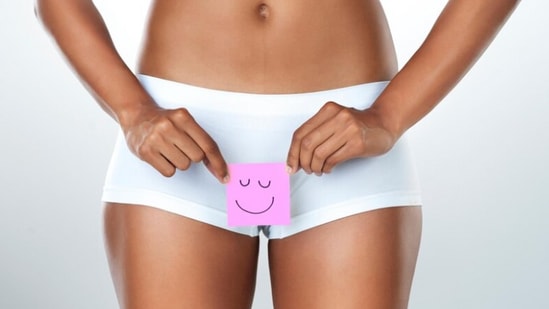 अंतर्गत जागा पूर्णपणे कोरडी करा-तुमची योनी पूर्णपणे स्वच्छ केल्यानंतर, ते पूर्णपणे कोरडे करणे महत्वाचे आहे. तुम्ही असे न केल्यास तुमची पँटी ओली होते, ज्यामुळे योनीमार्ग बराच काळ ओलसर राहतो आणि बॅक्टेरिया वाढण्याचा धोका वाढतो. अंतर्गत जागा पूर्णपणे कोरडी करा-तुमची योनी पूर्णपणे स्वच्छ केल्यानंतर, ते पूर्णपणे कोरडे करणे महत्वाचे आहे. तुम्ही असे न केल्यास तुमची पँटी ओली होते, ज्यामुळे योनीमार्ग बराच काळ ओलसर राहतो आणि बॅक्टेरिया वाढण्याचा धोका वाढतो. 