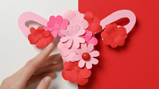 हळूवारपणे स्वच्छ करा-दिवसभर कपड्यांखाली घामाने दबल्यामुळे तुमच्या योनीमध्ये बॅक्टेरिया वाढू लागतात. अशा स्थितीत रात्री झोपण्यापूर्वी योनीमार्गासह इतर अंतर्गत भागाची साफसफाई करणे अत्यंत आवश्यक आहे. तुमची योनी सौम्य साबणाने किंवा सौम्य सुगंध नसलेल्या बॉडी वॉशने स्वच्छ करा. आपण इच्छित असल्यास, आपण कोमट पाण्याने आपली योनी देखील स्वच्छ करू शकता. स्वच्छतेसाठी रासायनिक उत्पादने वापरणे टाळा जेणेकरून तुमच्या योनीचे पीएच संतुलन अबाधित राहील. हळूवारपणे स्वच्छ करा-दिवसभर कपड्यांखाली घामाने दबल्यामुळे तुमच्या योनीमध्ये बॅक्टेरिया वाढू लागतात. अशा स्थितीत रात्री झोपण्यापूर्वी योनीमार्गासह इतर अंतर्गत भागाची साफसफाई करणे अत्यंत आवश्यक आहे. तुमची योनी सौम्य साबणाने किंवा सौम्य सुगंध नसलेल्या बॉडी वॉशने स्वच्छ करा. आपण इच्छित असल्यास, आपण कोमट पाण्याने आपली योनी देखील स्वच्छ करू शकता. स्वच्छतेसाठी रासायनिक उत्पादने वापरणे टाळा जेणेकरून तुमच्या योनीचे पीएच संतुलन अबाधित राहील.