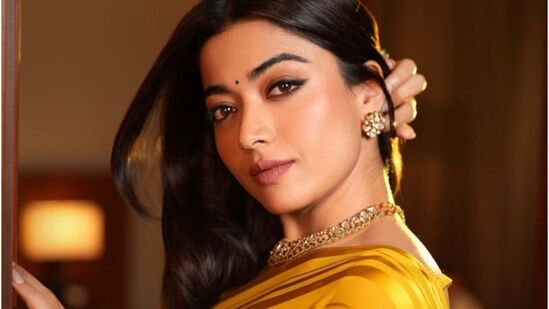 रश्मिका मंदाना या चित्रपटात श्रीवल्लीची भूमिका साकारत आहे. रिपोर्ट्सनुसार, अभिनेत्रीने या चित्रपटासाठी १० कोटी रुपये घेतले आहेत. या चित्रपटासाठी रश्मिकाची फी पहिल्या भागापेक्षा जास्त असल्याचे बोलले जात आहे. रश्मिकाने पहिल्या भागासाठी २ कोटी रुपये घेतले होते. रश्मिका मंदाना या चित्रपटात श्रीवल्लीची भूमिका साकारत आहे. रिपोर्ट्सनुसार, अभिनेत्रीने या चित्रपटासाठी १० कोटी रुपये घेतले आहेत. या चित्रपटासाठी रश्मिकाची फी पहिल्या भागापेक्षा जास्त असल्याचे बोलले जात आहे. रश्मिकाने पहिल्या भागासाठी २ कोटी रुपये घेतले होते.