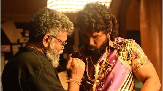 चित्रपटाबद्दल बोलायचे तर, त्याचे बजेट ४०० कोटी रुपये किंवा त्याहून अधिक असल्याचे सांगितले जात आहे. चित्रपटातील कलाकारांनीही काम करण्यासाठी प्रचंड पैसे घेतले आहेत. चला तर, जाणून घेऊया कुणी किती मानधन घेतले… चित्रपटाबद्दल बोलायचे तर, त्याचे बजेट ४०० कोटी रुपये किंवा त्याहून अधिक असल्याचे सांगितले जात आहे. चित्रपटातील कलाकारांनीही काम करण्यासाठी प्रचंड पैसे घेतले आहेत. चला तर, जाणून घेऊया कुणी किती मानधन घेतले…