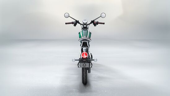 रॉयल एनफिल्ड फ्लाइंग फ्ले सी ६ इलेक्ट्रिक मोटरसायकलमध्ये गोलाकार पूर्ण टीएफटी इंस्ट्रूमेंट क्लस्टर आहे जो अनेक राइड डेटा दर्शवितो. हे इंस्ट्रुमेंट क्लस्टर ब्लूटूथद्वारे स्मार्टफोन अ‍ॅप्लिकेशनशी कनेक्ट केले जाऊ शकते. फ्लाइंग फ्ले सी ६ मध्ये ट्रॅक्शन कंट्रोल सिस्टीम आणि कॉर्नरिंग एबीएस देण्यात आले आहे, ज्यामुळे ही आधुनिक सुरक्षा वैशिष्ट्ये मिळवणारी ही पहिली रॉयल एनफिल्ड आहे.