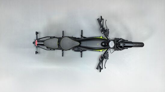 रॉयल एनफिल्ड फ्लाइंग फ्ले सी ६ इलेक्ट्रिक बाईक अ‍ॅल्युमिनियम चेसिसभोवती तयार करण्यात आली असून या फ्रेमच्या मध्ये मॅग्नेशियम बॅटरीचे आवरण आहे. बॅटरी पॅकच्या चांगल्या कूलिंगसाठी या मॅग्नेशियम केसिंगचा वापर करण्यात आला असून यामुळे अ‍ॅल्युमिनियम फ्रेमसह वजनही वाचेल, ईव्हीपासून अधिक चांगली कार्यक्षमता सुनिश्चित होईल, असा दावा मोटारसायकल निर्मात्याने केला आहे.