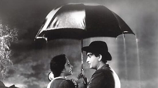 लहान शहरातील मुलगा जेव्हा मोठी स्वप्ने घेऊन शहरात जातो तेव्हा त्याला कोणत्या समस्यांना सामोरे जावे लागते, या कथानकाभोवती श्री ४२० हा चित्रपट फिरतो. राज कपूर आणि नर्गिस या चित्रपटात महत्त्वाच्या भूमिकेत होते.