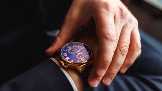 वास्तूनुसार घड्याळ कोणत्या हातावर घालावे?वास्तुशास्त्रानुसार, जर तुम्हाला यशाची पातळी वाढवायची असेल तर घड्याळ उजव्या हाताला लावावे. असे केल्याने जीवनात यश मिळते असे मानले जाते.