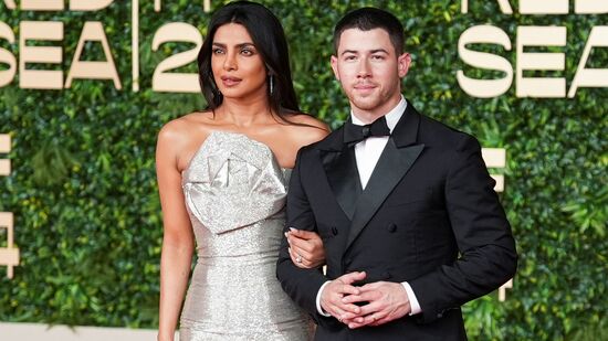 <p>प्रियांका चोप्रा रेड सी फिल्म फेस्टिव्हलमध्ये पांढरा ऑफ शोल्डर गाऊन परिधान करून पोहोचली होती. यावेळी तिने तिचा मेकअप हलका ठेवला आणि केस मोकळे सोडले होते.</p>