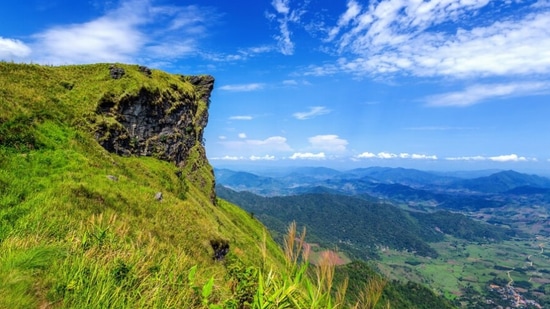 शहराच्या गर्दीपासून दूर असलेल्या हिल स्टेशनवर शांत वातावरणात वेळ घालवणे आणि ताजी हवा घेणे मन आणि शरीर दोन्हीसाठी चांगले आहे. पण तुम्हाला माहिती आहे का की महाराष्ट्रातही अनेक अतिशय सुंदर हिल स्टेशन आहेत. जर तुम्ही मुंबईला जाणार असाल किंवा महाराष्ट्राचे रहिवासी असाल तर तुम्ही या हिल स्टेशन्सला भेट देऊ शकता. शहराच्या गर्दीपासून दूर असलेल्या हिल स्टेशनवर शांत वातावरणात वेळ घालवणे आणि ताजी हवा घेणे मन आणि शरीर दोन्हीसाठी चांगले आहे. पण तुम्हाला माहिती आहे का की महाराष्ट्रातही अनेक अतिशय सुंदर हिल स्टेशन आहेत. जर तुम्ही मुंबईला जाणार असाल किंवा महाराष्ट्राचे रहिवासी असाल तर तुम्ही या हिल स्टेशन्सला भेट देऊ शकता.