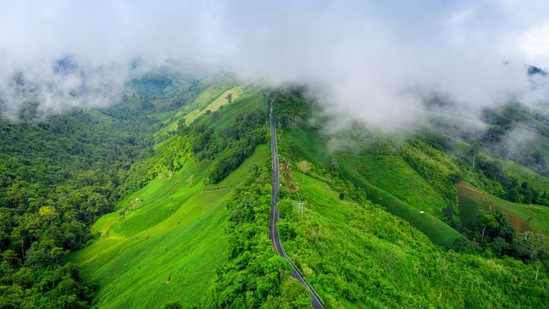 जेव्हा कधी हिल स्टेशन्सना भेट देण्याचा विचार येतो तेव्हा मनात सर्वात पहिली नावे येतात ती म्हणजे उत्तराखंड, हिमाचल आणि जम्मू आणि काश्मीर. उन्हाळा असो की हिवाळा, लोकांना हिल स्टेशनला भेट द्यायला आवडते. तिथले निसर्गरम्य दृश्य लोकांना भुरळ घालते. विशेषत: धकाधकीच्या आणि तणावपूर्ण जीवनात, लोकांना स्वतःसाठी थोडा वेळ काढून कुटुंब किंवा मित्रांसह हिल स्टेशनवर जायला आवडते. जेव्हा कधी हिल स्टेशन्सना भेट देण्याचा विचार येतो तेव्हा मनात सर्वात पहिली नावे येतात ती म्हणजे उत्तराखंड, हिमाचल आणि जम्मू आणि काश्मीर. उन्हाळा असो की हिवाळा, लोकांना हिल स्टेशनला भेट द्यायला आवडते. तिथले निसर्गरम्य दृश्य लोकांना भुरळ घालते. विशेषत: धकाधकीच्या आणि तणावपूर्ण जीवनात, लोकांना स्वतःसाठी थोडा वेळ काढून कुटुंब किंवा मित्रांसह हिल स्टेशनवर जायला आवडते.