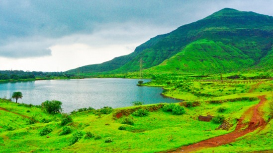 इगतपुरी-तुम्ही पुणे किंवा मुंबईत रहात असाल तर तुम्ही इगतपुरी हिल स्टेशनला भेट देऊ शकता. येथील निसर्गाचे सुंदर नजारे तुमचे मन जिंकतील. घाटनदेवी मंदिर, त्रिंगलवाडी किल्ला, अमरेश्वर मंदिर, म्यानमार गेट, भातसा रिव्हर व्हॅली, इगतपुरी वॉटर स्पोर्ट्स, रतनगड किल्ला, मानस मंदिर याशिवाय येथे सर्वात मोठी विपश्यना ध्यान अकॅडमी आहे. इगतपुरी-तुम्ही पुणे किंवा मुंबईत रहात असाल तर तुम्ही इगतपुरी हिल स्टेशनला भेट देऊ शकता. येथील निसर्गाचे सुंदर नजारे तुमचे मन जिंकतील. घाटनदेवी मंदिर, त्रिंगलवाडी किल्ला, अमरेश्वर मंदिर, म्यानमार गेट, भातसा रिव्हर व्हॅली, इगतपुरी वॉटर स्पोर्ट्स, रतनगड किल्ला, मानस मंदिर याशिवाय येथे सर्वात मोठी विपश्यना ध्यान अकॅडमी आहे.