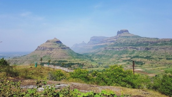 लोणावळा-लोणावळ्याचं नाव तुम्ही चित्रपटांमध्ये अनेकदा ऐकलं असेल. हे महाराष्ट्रातील एक अतिशय सुंदर हिल स्टेशन आहे. विशेषतः जर एखाद्या व्यक्तीला ट्रेकिंगची आवड असेल तर हे ठिकाण त्याच्यासाठी सर्वोत्तम आहे. हिरवेगार गवत, मोठे पर्वत, धबधबे आणि गुहा याशिवाय येथे ट्रेकिंग आणि हायकिंग पॉइंट्स आहेत. लोणावळ्यात तुम्हाला अनेक प्रकारचे साहसी उपक्रम करण्याची संधी मिळू शकते. कोरेगड किल्ला, टायगर लीप, ड्यूकचे नाक आणि कोंडाणे लेण्यांचा ट्रेक यासारखी ठिकाणे एक्सप्लोर करा. याशिवाय तलावात बोटिंगला जाता येते. लोणावळा-लोणावळ्याचं नाव तुम्ही चित्रपटांमध्ये अनेकदा ऐकलं असेल. हे महाराष्ट्रातील एक अतिशय सुंदर हिल स्टेशन आहे. विशेषतः जर एखाद्या व्यक्तीला ट्रेकिंगची आवड असेल तर हे ठिकाण त्याच्यासाठी सर्वोत्तम आहे. हिरवेगार गवत, मोठे पर्वत, धबधबे आणि गुहा याशिवाय येथे ट्रेकिंग आणि हायकिंग पॉइंट्स आहेत. लोणावळ्यात तुम्हाला अनेक प्रकारचे साहसी उपक्रम करण्याची संधी मिळू शकते. कोरेगड किल्ला, टायगर लीप, ड्यूकचे नाक आणि कोंडाणे लेण्यांचा ट्रेक यासारखी ठिकाणे एक्सप्लोर करा. याशिवाय तलावात बोटिंगला जाता येते.