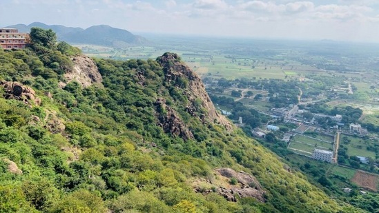 इगतपुरी-तुम्ही पुणे किंवा मुंबईत रहात असाल तर तुम्ही इगतपुरी हिल स्टेशनला भेट देऊ शकता. येथील निसर्गाचे सुंदर नजारे तुमचे मन जिंकतील. घाटनदेवी मंदिर, त्रिंगलवाडी किल्ला, अमरेश्वर मंदिर, म्यानमार गेट, भातसा रिव्हर व्हॅली, इगतपुरी वॉटर स्पोर्ट्स, रतनगड किल्ला, मानस मंदिर याशिवाय येथे सर्वात मोठी विपश्यना ध्यान अकॅडमी आहे. इगतपुरी-तुम्ही पुणे किंवा मुंबईत रहात असाल तर तुम्ही इगतपुरी हिल स्टेशनला भेट देऊ शकता. येथील निसर्गाचे सुंदर नजारे तुमचे मन जिंकतील. घाटनदेवी मंदिर, त्रिंगलवाडी किल्ला, अमरेश्वर मंदिर, म्यानमार गेट, भातसा रिव्हर व्हॅली, इगतपुरी वॉटर स्पोर्ट्स, रतनगड किल्ला, मानस मंदिर याशिवाय येथे सर्वात मोठी विपश्यना ध्यान अकॅडमी आहे.
