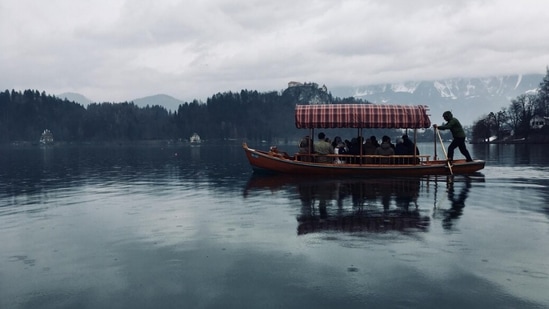 दल सरोवर- भारतातील सरोवरांचे नाव डोळ्यासमोर आले की सर्वात पहिले नाव येते ते म्हणजे दल सरोवर. भारताचा स्वर्ग म्हटल्या जाणाऱ्या काश्मीरला भेट द्यायला गेलात तर कळेल त्याला स्वर्ग का म्हणतात. दल सरोवर हे हनीमूनसाठी प्रसिद्ध डेस्टिनेशन असलेल्या काश्मीरमध्ये आहे. ज्याचे अनोखे आणि अप्रतिम सौंदर्य प्रत्येकाला भुरळ पाडते. तुमच्या जोडीदारासोबत रोमँटिक क्षण घालवण्यासाठी दल लेकची सहल हा एक उत्तम पर्याय आहे. दल सरोवर- भारतातील सरोवरांचे नाव डोळ्यासमोर आले की सर्वात पहिले नाव येते ते म्हणजे दल सरोवर. भारताचा स्वर्ग म्हटल्या जाणाऱ्या काश्मीरला भेट द्यायला गेलात तर कळेल त्याला स्वर्ग का म्हणतात. दल सरोवर हे हनीमूनसाठी प्रसिद्ध डेस्टिनेशन असलेल्या काश्मीरमध्ये आहे. ज्याचे अनोखे आणि अप्रतिम सौंदर्य प्रत्येकाला भुरळ पाडते. तुमच्या जोडीदारासोबत रोमँटिक क्षण घालवण्यासाठी दल लेकची सहल हा एक उत्तम पर्याय आहे.