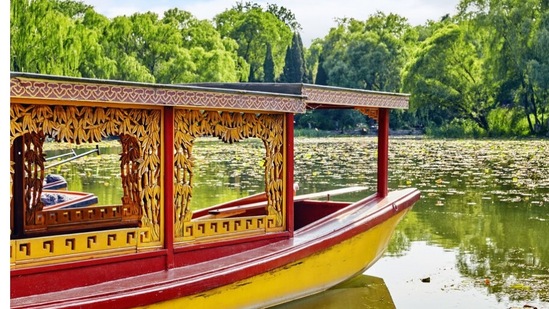 सोन बील तलाव- आसाममध्ये सोन बील नावाचे एक सुंदर तलाव आहे. त्याला वेटलँड असेही म्हणतात. करीमगंजमध्ये असलेल्या या तलावाला तुम्ही उन्हाळ्यात भेट देऊ शकता. सरोवराच्या काही भागात हिवाळ्यात शेतीही होते. सोन बील तलाव- आसाममध्ये सोन बील नावाचे एक सुंदर तलाव आहे. त्याला वेटलँड असेही म्हणतात. करीमगंजमध्ये असलेल्या या तलावाला तुम्ही उन्हाळ्यात भेट देऊ शकता. सरोवराच्या काही भागात हिवाळ्यात शेतीही होते.