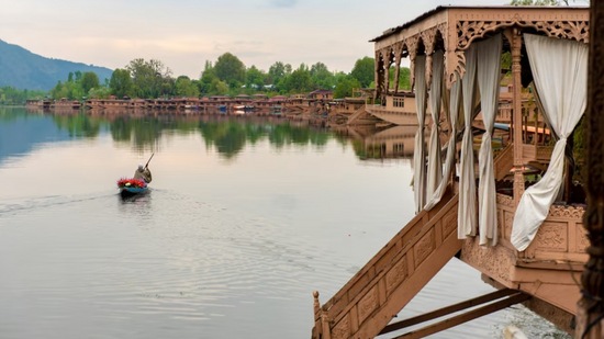 वुलर तलाव, जम्मू आणि काश्मीर- वुलर सरोवरही काश्मीरमध्ये आहे. याला सर्वात सुंदर तलाव म्हणता येईल. हे देशातील सर्वात मोठ्या गोड्या पाण्याच्या तलावांपैकी एक आहे. एवढेच नाही तर वुलर लेक हे आशियातील सर्वात लांब गोड्या पाण्याचे सरोवर मानले जाते. वुलर तलाव, जम्मू आणि काश्मीर- वुलर सरोवरही काश्मीरमध्ये आहे. याला सर्वात सुंदर तलाव म्हणता येईल. हे देशातील सर्वात मोठ्या गोड्या पाण्याच्या तलावांपैकी एक आहे. एवढेच नाही तर वुलर लेक हे आशियातील सर्वात लांब गोड्या पाण्याचे सरोवर मानले जाते.