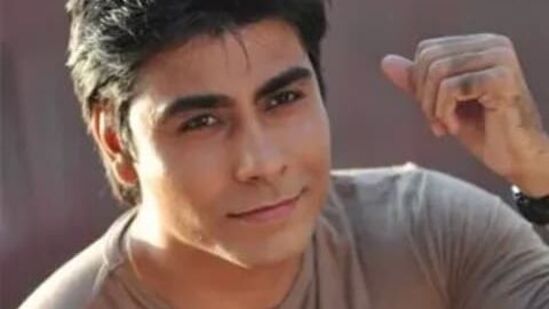 अभिनेता चैतन्य अदीब एक प्रसिद्ध टीव्ही अभिनेता आहे. प्रभासच्या अनेक चित्रपटांमध्ये त्याने आपला आवाज दिला आहे. अभिनेता चैतन्य अदीब एक प्रसिद्ध टीव्ही अभिनेता आहे. प्रभासच्या अनेक चित्रपटांमध्ये त्याने आपला आवाज दिला आहे.