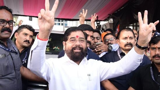 या महिन्याच्या सुरुवातीला पार पडलेल्या शपथविधी सोहळ्यात मुख्यमंत्री देवेंद्र फडणवीस यांच्यासह एकनाथ शिंदे आणि अजित पवार यांनी उपमुख्यमंत्रीपदाची शपथ घेतली. गेल्या सरकारमध्ये एकनाथ शिंदे यांनी मुख्यमंत्रीपद भूषविले होते. <p>या महिन्याच्या सुरुवातीला पार पडलेल्या शपथविधी सोहळ्यात मुख्यमंत्री देवेंद्र फडणवीस यांच्यासह एकनाथ शिंदे आणि अजित पवार यांनी उपमुख्यमंत्रीपदाची शपथ घेतली. गेल्या सरकारमध्ये एकनाथ शिंदे यांनी मुख्यमंत्रीपद भूषविले होते. </p>