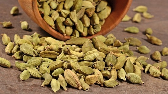 वेलचीचे फायदे-वेलचीमध्ये अँटी-इंफ्लेमेटरी, अँटीऑक्सिडंट आणि अँटी-डायबेटिक गुणधर्म असतात. जे रक्तातील साखरेची पातळी नियंत्रित ठेवण्यास मदत करतात. याच्या सेवनाने इन्सुलिनची पातळी सुधारते आणि शरीरातील साखर शोषून घेण्याची प्रक्रिया सुधारते. वेलचीचे फायदे-वेलचीमध्ये अँटी-इंफ्लेमेटरी, अँटीऑक्सिडंट आणि अँटी-डायबेटिक गुणधर्म असतात. जे रक्तातील साखरेची पातळी नियंत्रित ठेवण्यास मदत करतात. याच्या सेवनाने इन्सुलिनची पातळी सुधारते आणि शरीरातील साखर शोषून घेण्याची प्रक्रिया सुधारते.