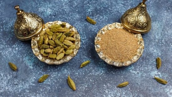 वेलची पावडर-वेलची बारीक करून त्याची पावडर बनवा आणि ती चहा किंवा दुधात घालून सेवन करा. चव वाढवण्यासोबतच रक्तातील साखर नियंत्रित ठेवण्यासही मदत होते. वेलची पावडर-वेलची बारीक करून त्याची पावडर बनवा आणि ती चहा किंवा दुधात घालून सेवन करा. चव वाढवण्यासोबतच रक्तातील साखर नियंत्रित ठेवण्यासही मदत होते. 