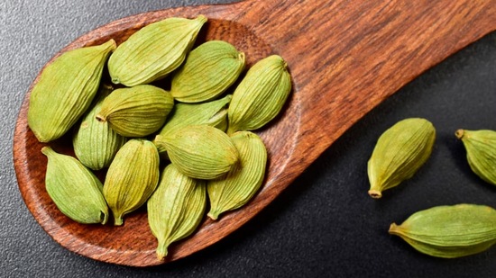 वेलची आणि मध- वेलची पावडर मधात मिसळून खा. या मिश्रणामुळे शरीराला ऊर्जा मिळते आणि रक्तातील साखर स्थिर राहते.