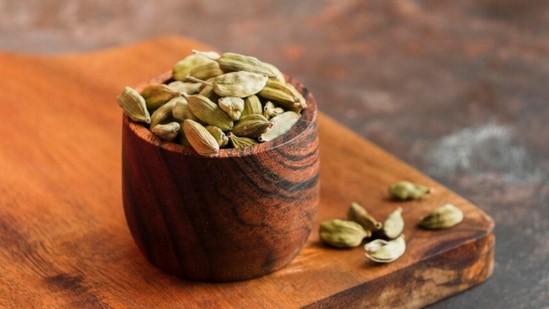 वेलची जी एक सामान्य मसाला आहे ती मधुमेहाच्या रुग्णांसाठी नैसर्गिक उपाय म्हणून काम करू शकते.&nbsp;