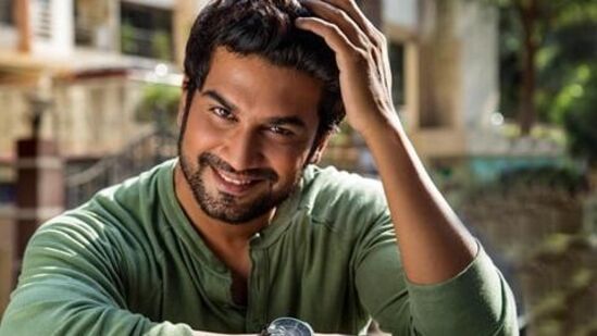 टीव्ही आणि बॉलीवूड चित्रपटांमध्ये आपल्या अभिनयाने प्रेक्षकांची मने जिंकणारा अभिनेता म्हणजे शरद केळकर. शरद हा एक उत्कृष्ट डबिंग कलाकार देखील आहे. हिंदीत रिलीज झालेल्या बाहुबलीमधील प्रभासच्या पात्राला शरदने आपला आवाज दिला आहे. त्याने केवळ दक्षिणेतच नाही तर अनेक हॉलिवूड चित्रपटांच्या हिंदी डबमध्येही आपला आवाज दिला आहे. टीव्ही आणि बॉलीवूड चित्रपटांमध्ये आपल्या अभिनयाने प्रेक्षकांची मने जिंकणारा अभिनेता म्हणजे शरद केळकर. शरद हा एक उत्कृष्ट डबिंग कलाकार देखील आहे. हिंदीत रिलीज झालेल्या बाहुबलीमधील प्रभासच्या पात्राला शरदने आपला आवाज दिला आहे. त्याने केवळ दक्षिणेतच नाही तर अनेक हॉलिवूड चित्रपटांच्या हिंदी डबमध्येही आपला आवाज दिला आहे.