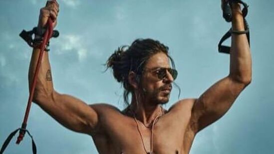 राम चरण आणि ज्युनियर एनटीआरचा आरआरआर पाहण्यासाठी अनेक लोक थिएटरमध्ये पोहोचले होते. ४.४० कोटी लोकांनी हा सिनेमा पाहिला आहे.