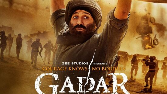 कोरोनानंतर शाहरुख खानचा पठाण चित्रपट पाहण्यासाठी चित्रपटगृहांमध्ये मोठी गर्दी झाली होती. हा चित्रपट ३.५० कोटी लोकांनी पाहिला. कोरोनानंतर शाहरुख खानचा पठाण चित्रपट पाहण्यासाठी चित्रपटगृहांमध्ये मोठी गर्दी झाली होती. हा चित्रपट ३.५० कोटी लोकांनी पाहिला.