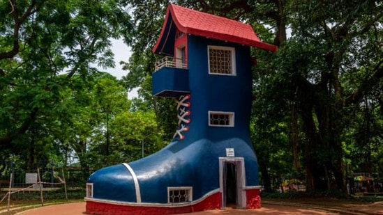 मुंबईतील हँगिंग गार्डन-मुंबईतील हँगिंग गार्डन्सला फिरोजशाह मेहता गार्डन म्हणूनही ओळखले जाते. हे उद्यान मलबार हिलवर, कमला नेहरू उद्यानासमोर आहे. आश्चर्याची गोष्ट म्हणजे येथून तुम्हाला मावळतीचा सूर्य आणि अरबी समुद्रही दिसतो. याशिवाय येथील हेज प्राण्यांच्या आकारात बनवलेले आहेत, जे मुलांना खूप आकर्षित करतात. मुंबईतील हँगिंग गार्डन-मुंबईतील हँगिंग गार्डन्सला फिरोजशाह मेहता गार्डन म्हणूनही ओळखले जाते. हे उद्यान मलबार हिलवर, कमला नेहरू उद्यानासमोर आहे. आश्चर्याची गोष्ट म्हणजे येथून तुम्हाला मावळतीचा सूर्य आणि अरबी समुद्रही दिसतो. याशिवाय येथील हेज प्राण्यांच्या आकारात बनवलेले आहेत, जे मुलांना खूप आकर्षित करतात.