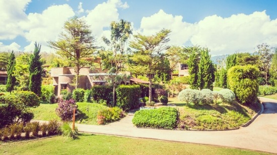 शालिमार उद्यान, श्रीनगर-मुघल गार्डनमधील हे सर्वात मोठे आणि लोकप्रिय उद्यान आहे. गार्डन ऑफ लव्ह या नावाने प्रसिद्ध असलेल्या या बागेला रॉयल गार्डन असेही म्हणतात. ही बाग पर्शियन आणि मुघल शैलीत बांधलेली एक उत्कृष्ट हिल गार्डन आहे. यात चार टेरेस्ड लॉन आहेत, त्यापैकी सर्वात वरचा भाग केवळ मुघल शासक आणि त्यांच्या राण्यांसाठी शतकांपूर्वी बांधण्यात आला होता. शालिमार उद्यान, श्रीनगर-मुघल गार्डनमधील हे सर्वात मोठे आणि लोकप्रिय उद्यान आहे. गार्डन ऑफ लव्ह या नावाने प्रसिद्ध असलेल्या या बागेला रॉयल गार्डन असेही म्हणतात. ही बाग पर्शियन आणि मुघल शैलीत बांधलेली एक उत्कृष्ट हिल गार्डन आहे. यात चार टेरेस्ड लॉन आहेत, त्यापैकी सर्वात वरचा भाग केवळ मुघल शासक आणि त्यांच्या राण्यांसाठी शतकांपूर्वी बांधण्यात आला होता.