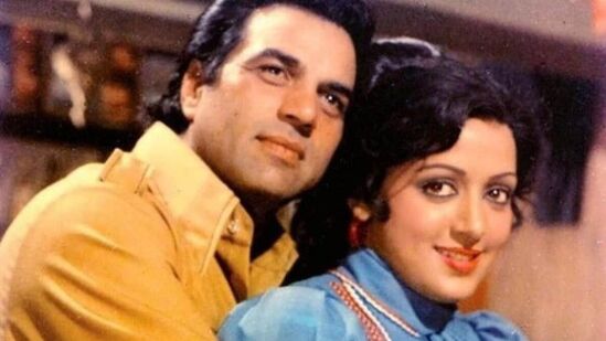 धर्मेंद्र यांच्या पत्नी प्रकाश कौर यांनीही त्यांच्या आयुष्यात दुसऱ्या महिलेची म्हणजेच हेमाची उपस्थिती मूकपणे सहन केली होती. जर अर्ध्याहून अधिक इंडस्ट्री हे करत असेल तर तिच्या पतीला चुकीचे का म्हटले जात आहे असे त्या म्हणाल्या होत्या.