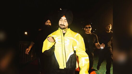 दिलजीत दोसांझचा दिल-लुमिनाटी इंडिया टूर खूप हिट ठरला आहे. या पंजाबी गायकाने देशाला त्याच्या तालावर खिळवून ठेवले. परंतु, केवळ त्याच्या परफॉर्मन्सनेच लोकांचे लक्ष वेधून घेतले नाही, तर त्याच्या फॅशन गेमने देखील त्याच्या या मैफिलींना चार चाँद लावले आहेत. याच वेळी त्याने एक असे जॅकेट परिधान केलेले ज्यावर सगळ्यांच्या नजरा होत्या.