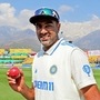 <p>इतकंच नाही तर अश्विनचं चेन्नईत आलिशान घर आहे. याची किंमत जवळपास ९ कोटी रुपये आहे. शिवाय रिअल इस्टेटची किंमत सुमारे २६ कोटी रुपये आहे. त्याच्याकडे रोल्स रॉयस आणि ऑडी सारख्या ब्रँडच्या कार देखील आहेत.</p>