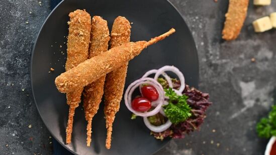 ख्रिसमस पार्टीत भारतीय स्नॅक्समधील खास पदार्थ 'पनीर लॉलीपॉप' हा सर्वोत्तम पर्याय ठरू शकतो. हेल्दी असण्यासोबतच तो खूप चविष्ट देखील लागतो. या लॉलीपॉपवर पिरीपिरी मसाला टाकू शकता.