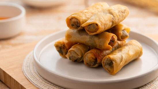 भाज्यांसोबत स्प्रिंग रोल बनवण्याऐवजी नूडल्स रोल बनवा आणि ख्रिसमस पार्टीत पाहुण्यांना सर्व्ह करा. हा चटपटीत आणि खुसखुशीत पदार्थ सर्वांनाच आवडतो.