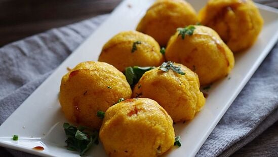 जर मुलांना पार्टीसाठी आमंत्रित केले असेल, तर त्यांना चीज पोटॅटो कॉर्न बॉल्स नक्कीच आवडतील. त्यामुळे तुमच्या ख्रिसमस पार्टीत हे सामील करायला विसरू नका. हा पदार्थ लहान आणि मोठे दोन्ही वयोगटाला आवडणारा आहे.