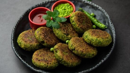 हिवाळ्यात मटारचा हंगाम असतो, त्यामुळे तुमच्या पार्टी स्टार्टरमध्ये मटार आणि भाज्यांचे कटलेट्स देखील समाविष्ट करू शकता. हेल्दी खाणाऱ्यांना हा पदार्थ नक्कीच आवडेल.