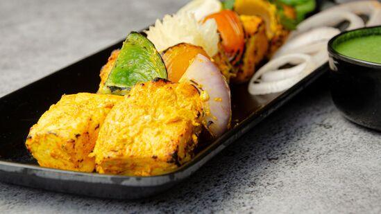 ग्रील्ड भाज्यांसोबत पनीर टिक्का खायला जवळपास सगळ्यांनाच आवडतो. जर तुम्ही घरी ख्रिसमस पार्टी देत ​​असाल तर पाहुण्यांसाठी हा पदार्थ तयार करणे खूप सोपे होईल.