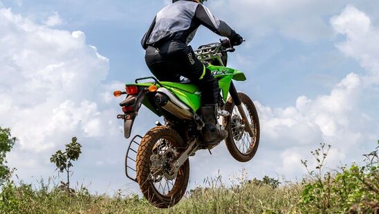 कावासाकी केएलएक्स २३० ची किंमत ३.३० लाख रुपये आहे. ही बाईक भारतीय बाजारपेठेत उपलब्ध असलेल्या हिरो एक्सपल्स २०० 4V शी स्पर्धा करेल, ज्याची किंमत कावासकी केएलएक्स २३० च्या निम्मी आहे. या तुलनेत, हिरो एक्सपल्सचा डकार एडिशन हा अधिक प्रगत वैशिष्ट्यांसह परवडणारा पर्याय आहे.