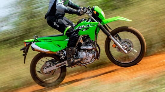 कावासाकी केएलएक्स २३० मध्ये २३३ सीसी सिंगल सिलिंडर एअर कूल्ड इंजिन आहे, जे १८.१ बीएचपी पॉवर आणि १८.३ एनएम टॉर्क जनरेट करते. या बाईकच्या इंजिनमध्ये ६ स्पीड गिअरबॉक्स मिळत आहेत.