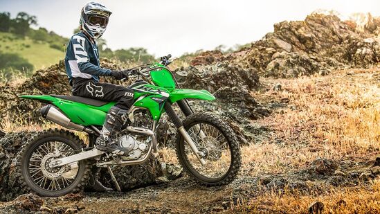 कावासाकी केएलएक्स २३० मध्ये उत्तम ब्रेकिंग सिस्टिम देण्यात आली आहे, ज्यात फ्रंट आणि रियरमध्ये डिस्क ब्रेक देण्यात आले आहेत. यात २१ इंचाच्या फ्रंट आणि १८ इंचाच्या रिअर स्पोक व्हील्सवर रोड-बायस्ड टायर बसवण्यात आले आहेत, जे ऑफ-रोड आणि ऑन-रोड दोन्हीसाठी योग्य आहेत.