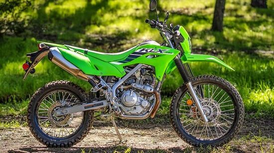 कावासाकी केएलएक्स २३० स्लीक आणि मजबूत डिझाइनसह येते. या बाईकमध्ये हेक्सागोनल हेडलाइट्स आणि त्याभोवती प्लॅस्टिकचे काऊल पाहायला मिळत आहे. यात लाँग फ्रंट फेंडर आहे, ज्यामुळे तो ऑफ-रोडर बनतो. यात स्लिम सीट आणि उंचावलेला एक्झॉस्ट आहे. याशिवाय, या बाईकमध्ये डिजिटल एलसीडी डिस्प्ले आणि स्विचेबल ड्युअल चॅनेल एबीएस सारखे फीचर्स उपलब्ध आहेत.