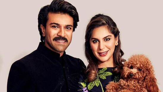 ही बॉलिवूड वाईफ आहे, राम चरणची पत्नी उपासना कामीनेनी. राम आणि उपासना यांच्या नात्याची खास गोष्ट म्हणजे दोघेही एकमेकांच्या वैयक्तिक आणि व्यावसायिक आयुष्यात नेहमीच एकत्र असतात. ही बॉलिवूड वाईफ आहे, राम चरणची पत्नी उपासना कामीनेनी. राम आणि उपासना यांच्या नात्याची खास गोष्ट म्हणजे दोघेही एकमेकांच्या वैयक्तिक आणि व्यावसायिक आयुष्यात नेहमीच एकत्र असतात.