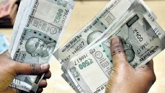 अ‍ॅपेक्स इकोटेकचा शेअर ४ डिसेंबर रोजी NSE SME वर सूचीबद्ध झाला. कंपनीचा शेअर १३८.७० रुपये प्रति शेअरवर लिस्ट झाला. ही किंमत ७३ रुपयांच्या IPO किमतीपेक्षा ९० टक्के जास्त आहे. लिस्टिंगनंतर ५ मिनिटांच्या आत या शेअरला अप्पर सर्किट लागलं. गुंतवणूकदारांना १०० टक्के फायदा झाला.