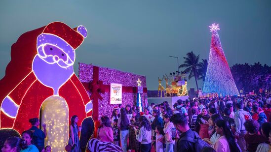 मुंबईतील वांद्रे येथील कार्टर रोडवर ख्रिसमसच्या सेलिब्रेशनसाठी जमलेली तरुणाई. या ठिकाणी ख्रिसमस ट्रीसह आकर्षक विद्युत रोषणाई देखील करण्यात आली होती. मुंबईतील वांद्रे येथील कार्टर रोडवर ख्रिसमसच्या सेलिब्रेशनसाठी जमलेली तरुणाई. या ठिकाणी ख्रिसमस ट्रीसह आकर्षक विद्युत रोषणाई देखील करण्यात आली होती. 