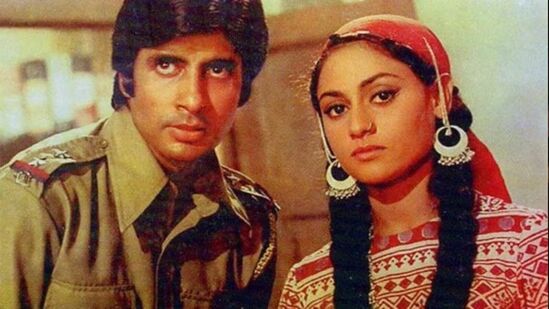 प्रियांका पुढे म्हणते की, मी ऑफिसमधून घरी येत असताना आई म्हणते कोथिंबीर आण, आणखी काही सामानाची यादी देते. जया मॅम तुलाही काही आणायला सांगतात का? यावर बिग बी म्हणतात की, हा त्याही सांगतात की,येताना स्वतःला घरी घेऊन या. प्रियांका पुढे म्हणते की, मी ऑफिसमधून घरी येत असताना आई म्हणते कोथिंबीर आण, आणखी काही सामानाची यादी देते. जया मॅम तुलाही काही आणायला सांगतात का? यावर बिग बी म्हणतात की, हा त्याही सांगतात की,येताना स्वतःला घरी घेऊन या.