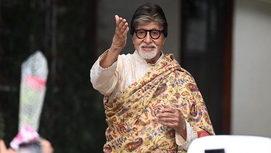 शेवटी प्रियांका विचारते की सर, तुम्ही कधी एटीएममध्ये जाऊन कॅश काढली आहे का आणि बॅलन्स चेक केला आहे का? बिग बी म्हणतात की, नाही. मी माझ्याकडे थोडीशी कॅश ठेवतो. पण, कधीच एटीएममध्ये गेलो नाही. कारण, ते कार्ड कसं वापरायचं ते मला समजत नाही. पण, जयाजींकडे आहे. मी त्यांच्याकडे पैसे मागतो. शेवटी प्रियांका विचारते की सर, तुम्ही कधी एटीएममध्ये जाऊन कॅश काढली आहे का आणि बॅलन्स चेक केला आहे का? बिग बी म्हणतात की, नाही. मी माझ्याकडे थोडीशी कॅश ठेवतो. पण, कधीच एटीएममध्ये गेलो नाही. कारण, ते कार्ड कसं वापरायचं ते मला समजत नाही. पण, जयाजींकडे आहे. मी त्यांच्याकडे पैसे मागतो.